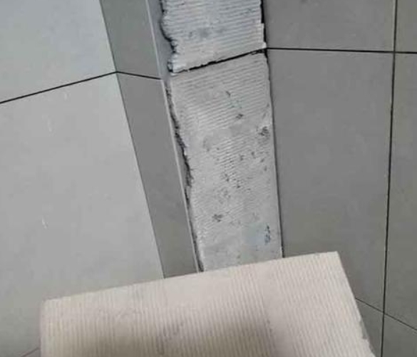 岚县瓷砖空鼓维修公司分享下厨房瓷砖脱落的补救措施。